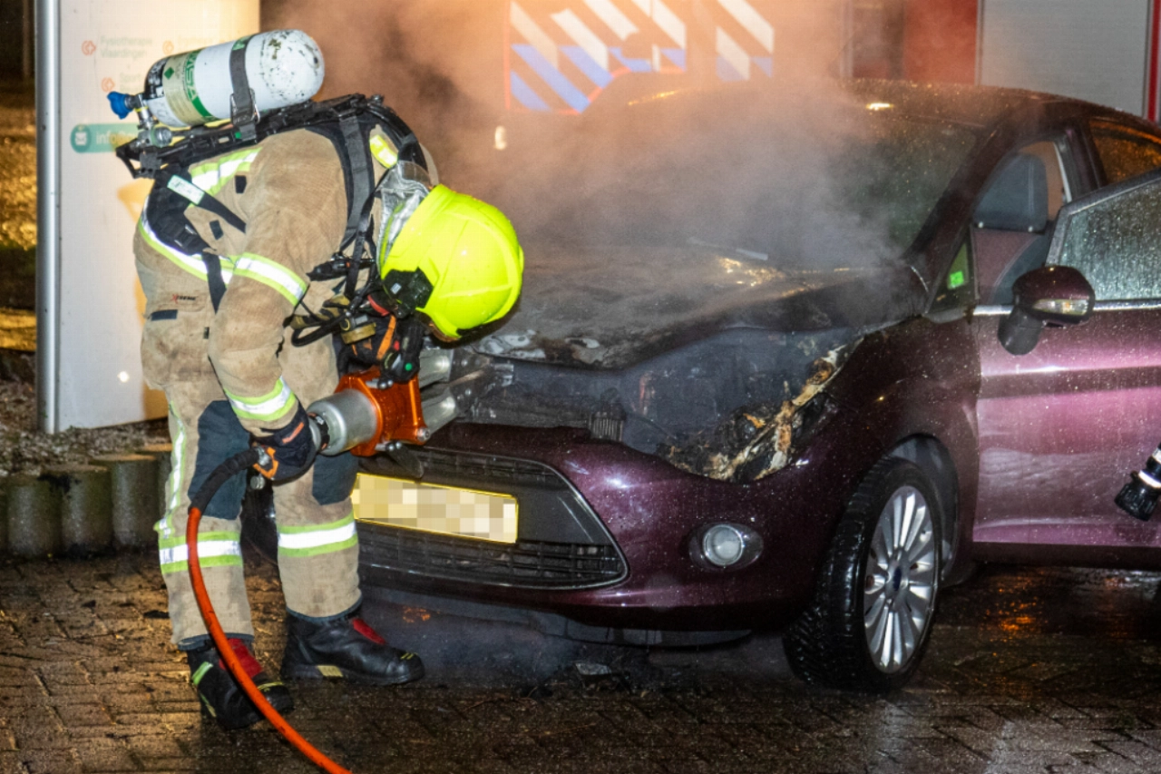 Auto vliegt in brand tijdens het rijden